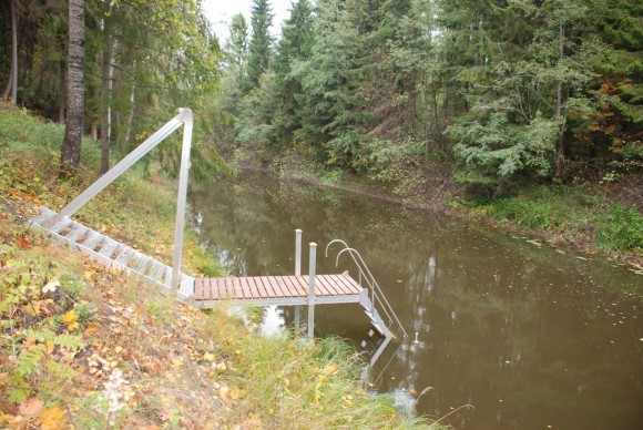 2m rappuset + 3,1m laituri, kesäasento joella.JPG